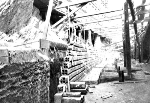 DUCTS IN SIDE WALLS&mdash;EIGHT ONLY OF THE SIXTEEN LAYERS
ARE SHOWN