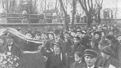 [Illustraĵo: Portado de l&rsquo; ĉerko.]