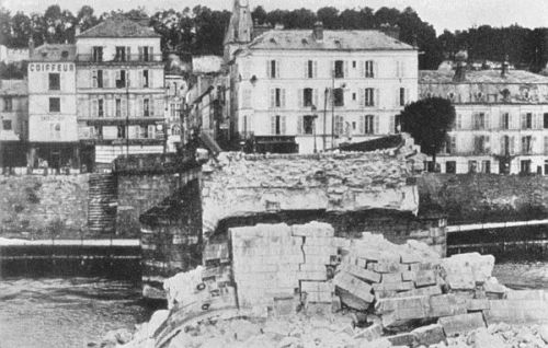 BRIDGE CROSSING MARNE RIVER IN CH�TEAU-THIERRY DESTROYED BY
GERMANS IN THEIR RETREAT FROM TOWN