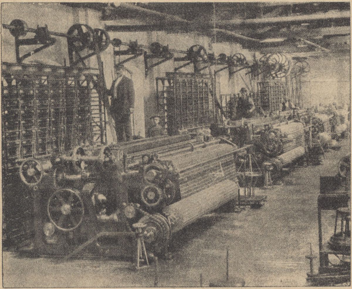 A dr&oacute;tszövő g&eacute;pek a gyár munkaterm&eacute;ben