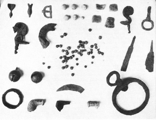 Beads, gun cocks, flints, lead shot, knives, pipes, brass bells, and other trade goods show contact between Creeks and English.