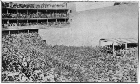 BLASCO IBÁÑEZ PARLANT AU PEUPLE DANS LA SALLE DE JEU DE
PELOTE BASQUE («FRONTÓN») A VALENCE