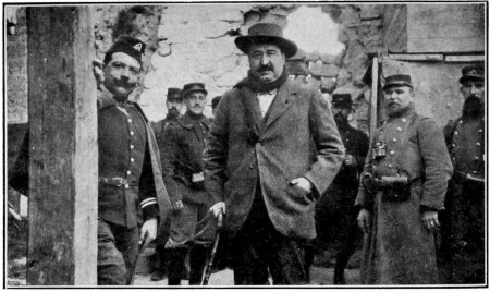 DANS UN POSTE AVANCÉ, FACE AUX TRANCHÉES ALLEMANDES, EN
1914