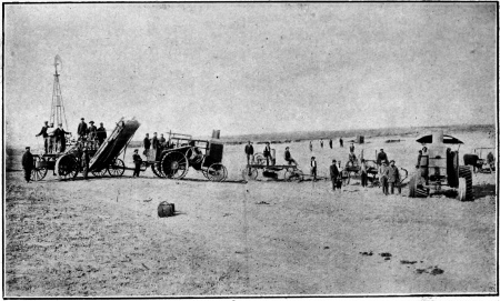 LA «GROSSE ARTILLERIE» DE BLASCO EN ARGENTINE

Blasco est debout devant la première charrue à vapeur. L’on voit aussi,
sur cette photographie, une drague sèche destinée à ouvrir les canaux
d’irrigation dans le désert.