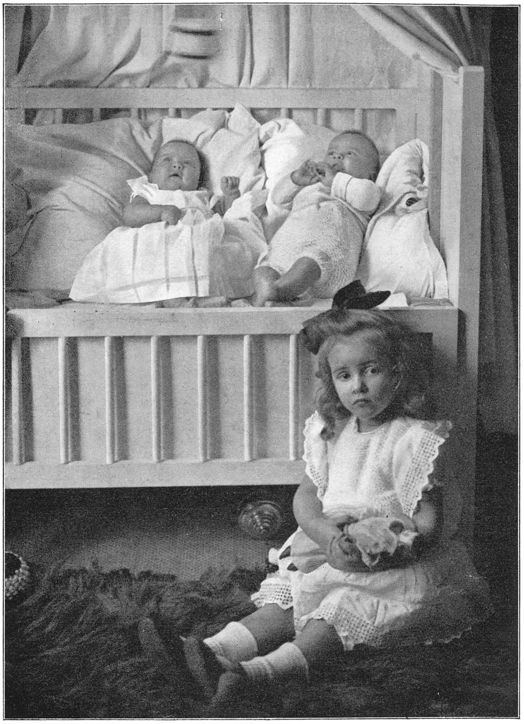 Tweelingen bijna 4 maanden oud. Meisje (zittend) 2¾ jaar oud.