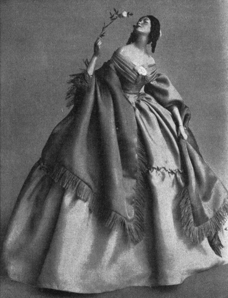 Bild einer Teepuppe
  mit einer weißen Rose in der Hand