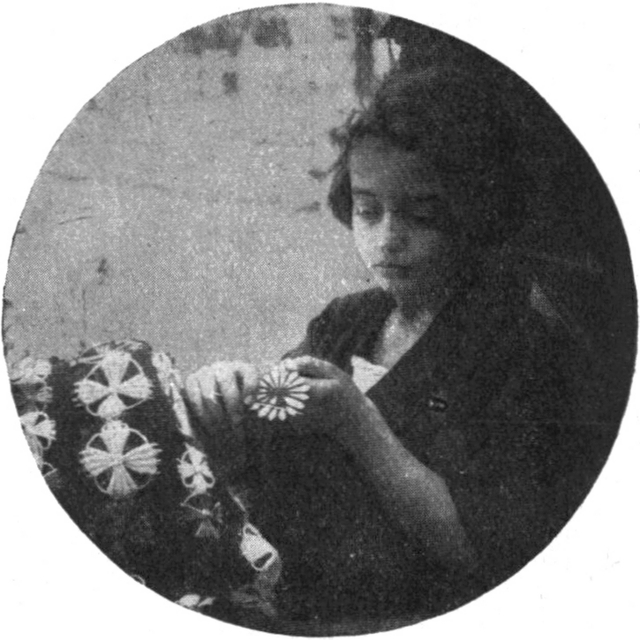 Bild eines Mädchens, das gerade
  einen Stern fertigstellt