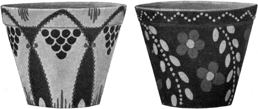 Zwei Blumentöpfe mit
  Bauernmalerei